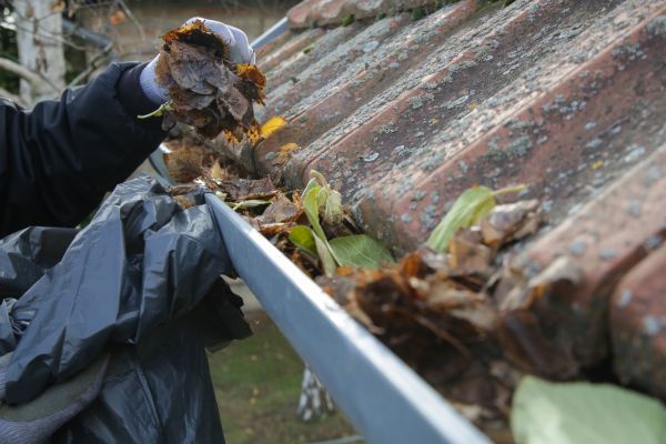 Commercial Gutter Unclogging in Powder Springs